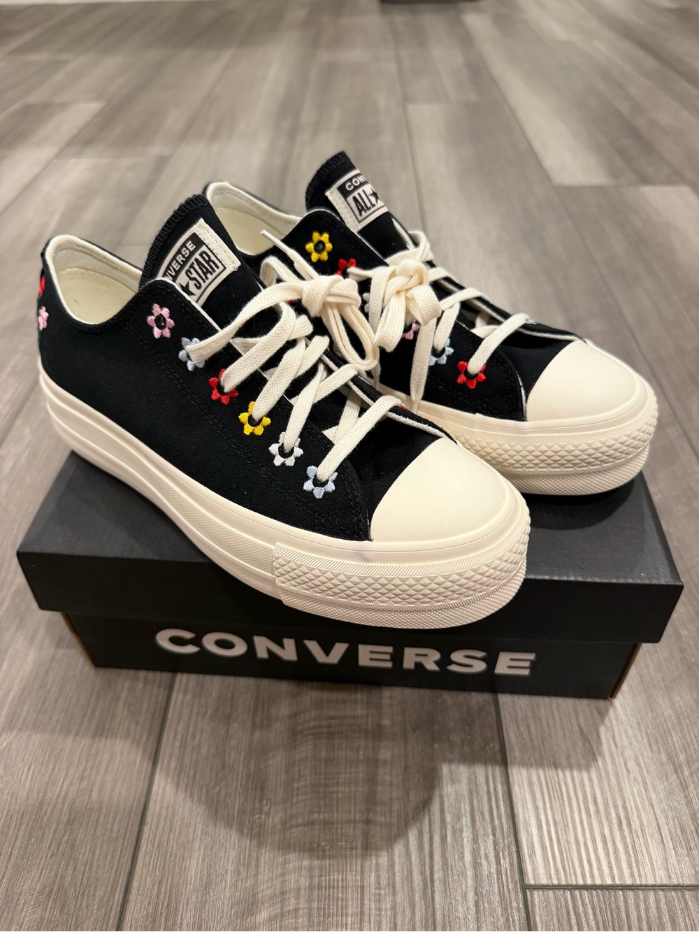 NWT- Converse Chuck Taylor All Star Lift Platform Low 'Floral Embroidery' - Picture 1 of 5